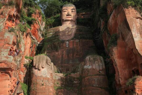 世界上最大的石刻彌勒佛像，四川樂山大佛高達71米
