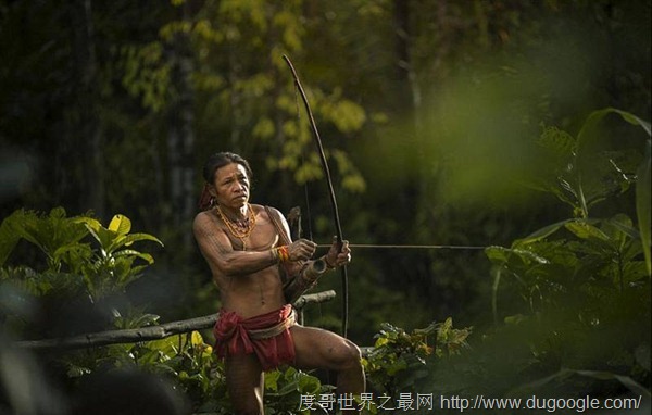 世界上唯一一個(gè)禁止穿衣服的民族，卡拉莫賈人以迎娶到處女為恥