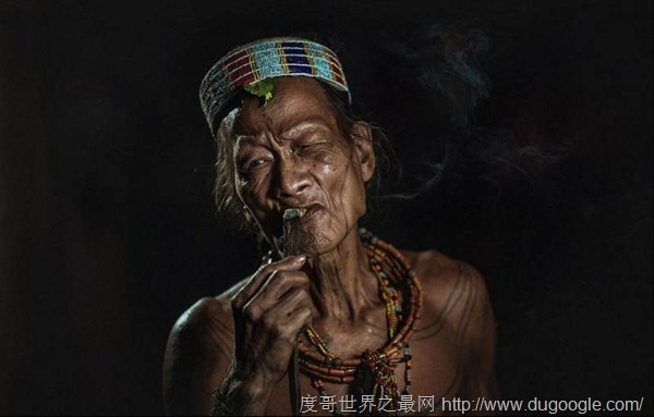 世界上唯一一個(gè)禁止穿衣服的民族，卡拉莫賈人以迎娶到處女為恥