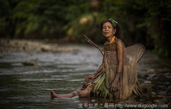 世界上唯一一個(gè)禁止穿衣服的民族，卡拉莫賈人以迎娶到處女為恥