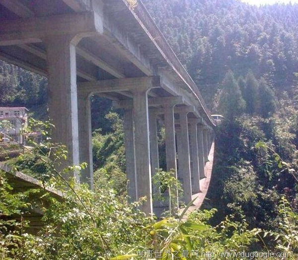 中國最特別的一座橋，湖南洞口淘金橋外觀獨特而且更省材料