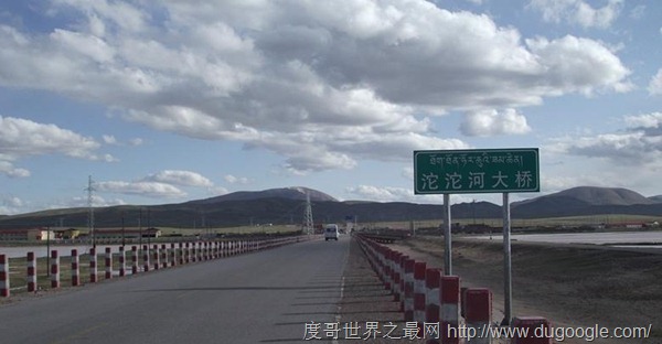 長江源頭第一座公路大橋，沱沱河橋雙車道凈寬7米