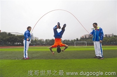 中國南充倒立男孩挑戰全新吉尼斯紀錄