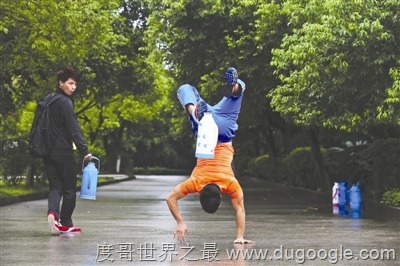 中國南充倒立男孩挑戰全新吉尼斯紀錄