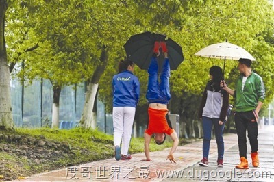 中國南充倒立男孩挑戰全新吉尼斯紀錄