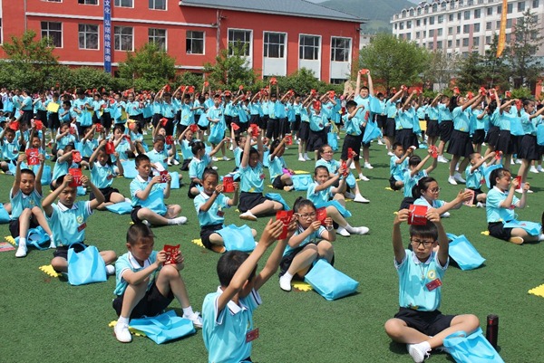 千名小學生藝術撕紙 傳承中國文化