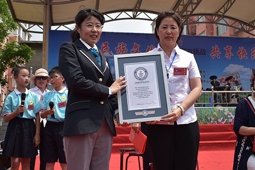 千名小學生藝術撕紙 傳承中國文化