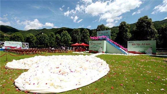 廈門十里藍(lán)山成功挑戰(zhàn)&ldquo;最長婚紗拖尾&rdquo;世界紀(jì)錄