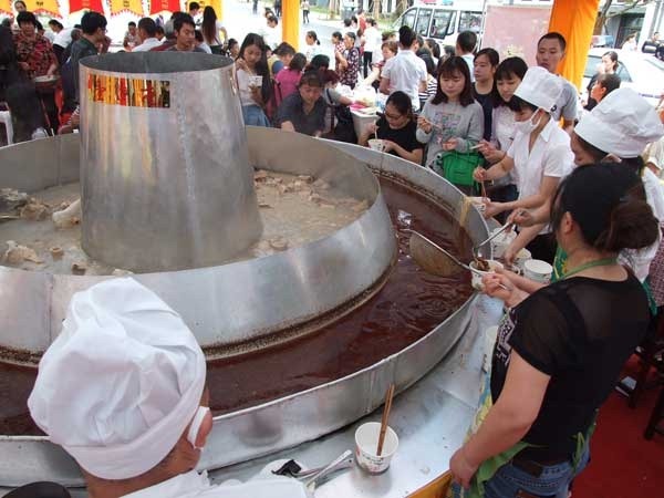 中國(guó)最大的燉粉鍋  壹德壹天下第一燉粉鍋