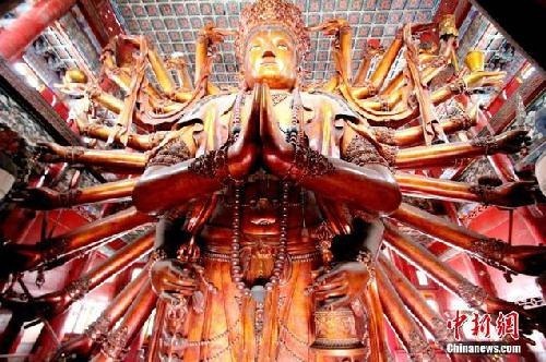 世界最大的金漆木雕千手千眼觀音像