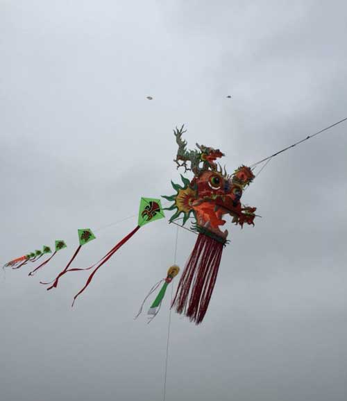 上海6200米風(fēng)箏上天創(chuàng)造世界最長(zhǎng)風(fēng)箏造型